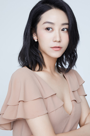 日前,开心麻花喜剧演员冯秦川身着杏色连衣裙优雅出镜,曝光了一组时尚