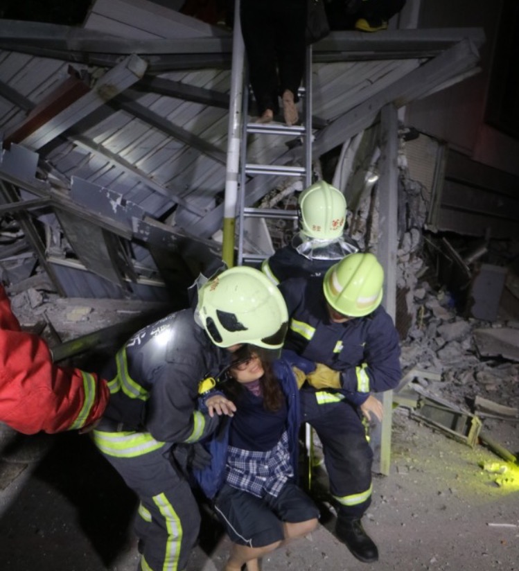 台湾加油 花莲6级强震国际关注 组图 花莲地震 台湾强震 日本 救灾 大地震 新闻日本 看中国新闻网 海外华人历史秘闻时政聚焦 明思