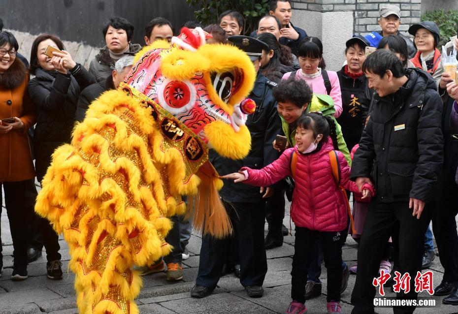 福州三坊七巷民俗踩街迎新春