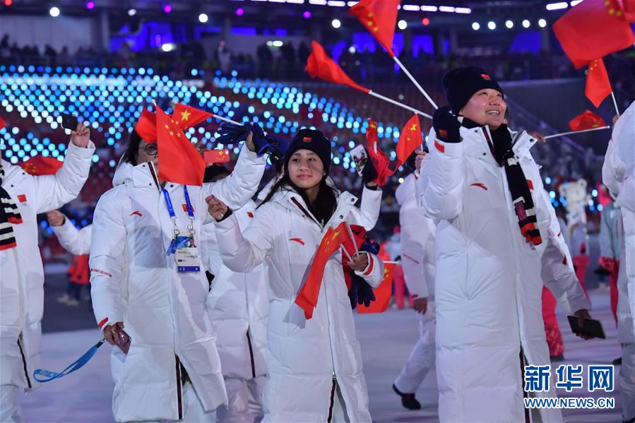 平昌冬奥会中国代表团入场周洋高举五星红旗