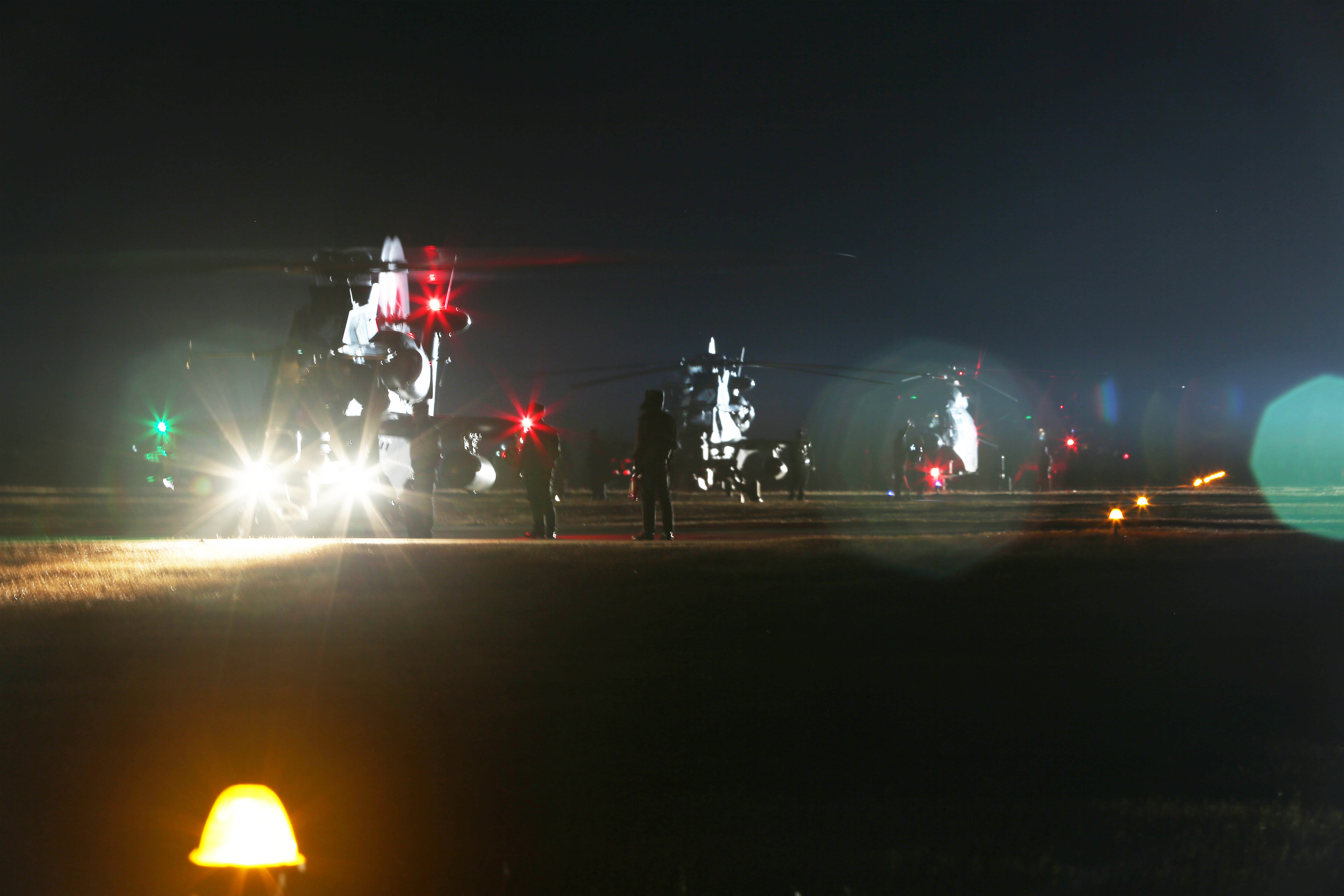 集團軍某陸航旅在零度低溫環境中組織開展大機群,高強度夜間飛行訓練