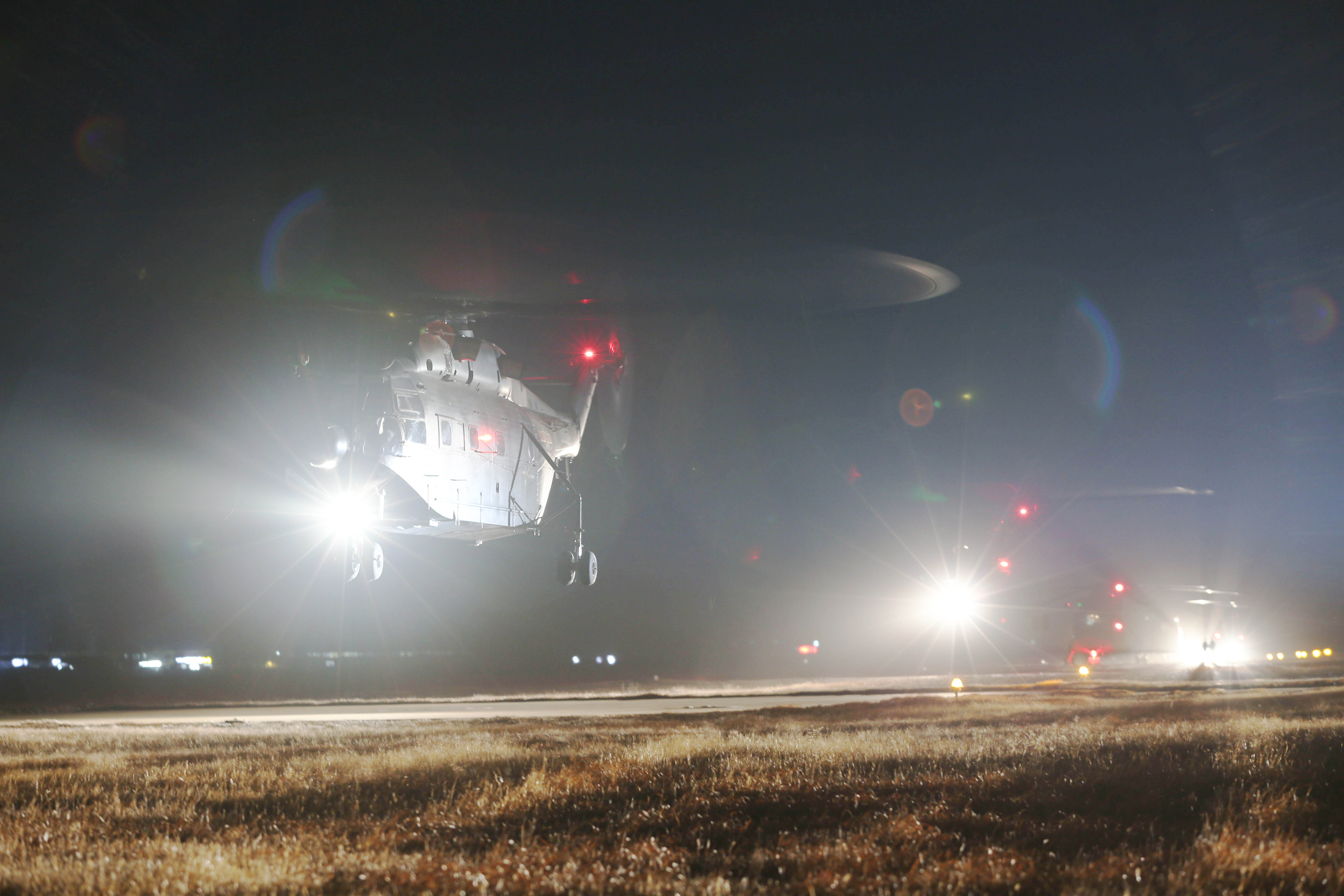 直升机照片晚上图片