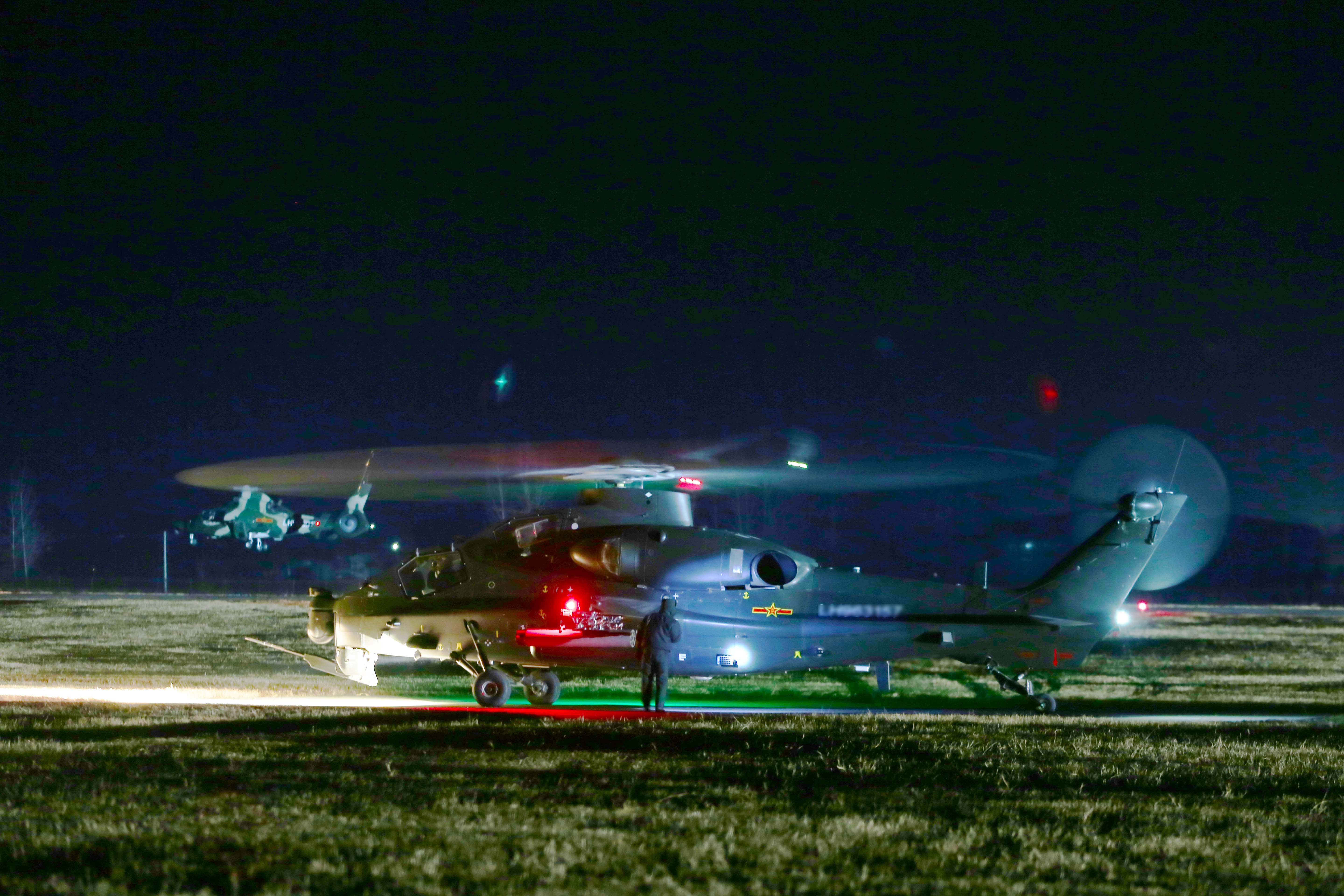 集团军某陆航旅在零度低温环境中组织开展大机群,高强度夜间飞行训练