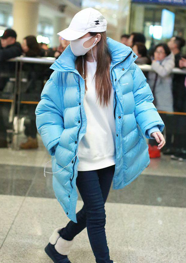 李小璐机场首秀显低调 戴口罩包裹严实一路紧挽妈妈