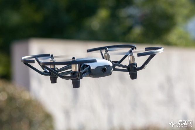 intel大疆联手带你飞 小巧精悍的tello能否让人种草无人机?