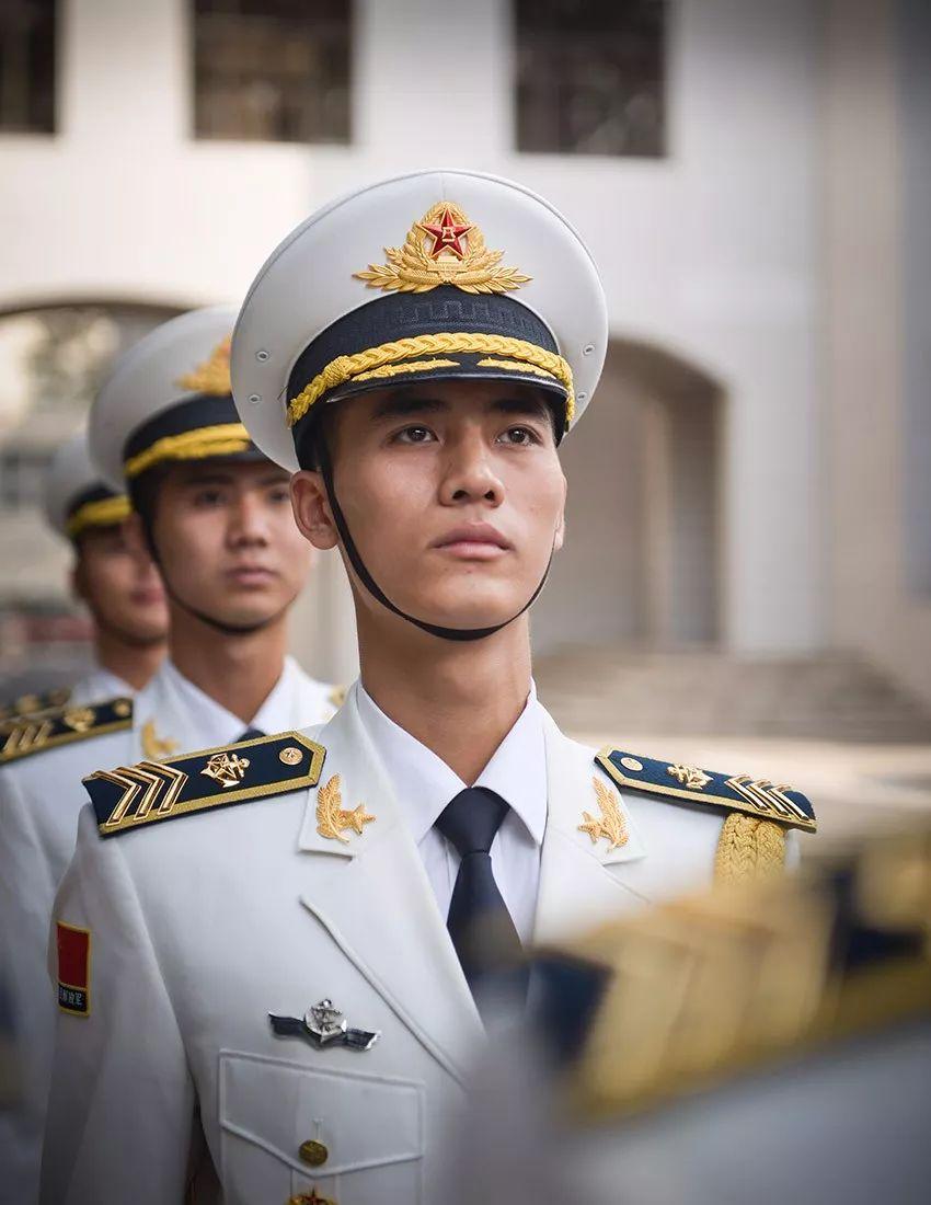 海苔哥收集了很多的帅帅的兵哥哥照片,今天全都拿出来让你们养养眼.