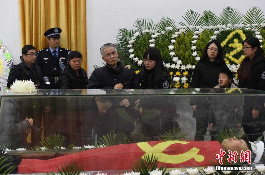 周毅 摄   告别仪式现场,千余人前往哀悼.