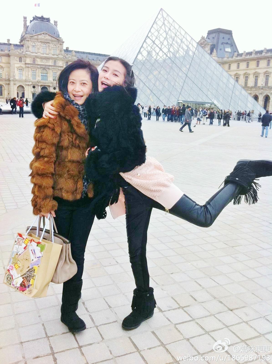 4 baby和妈妈雪地牵手走 baby红唇抢眼超美