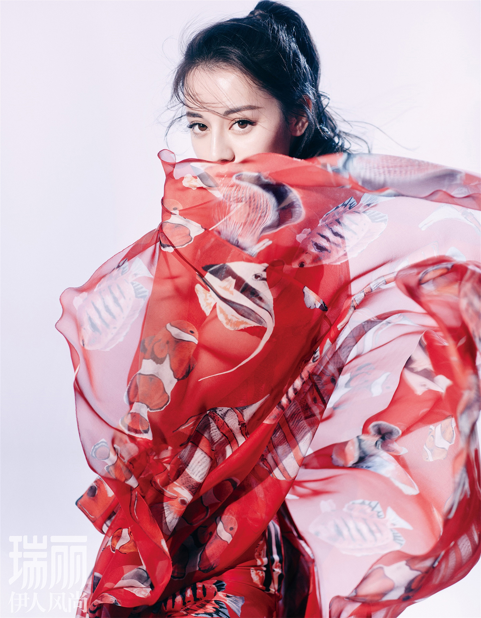 12 迪丽热巴封面大片曝光  上演"眼神杀"