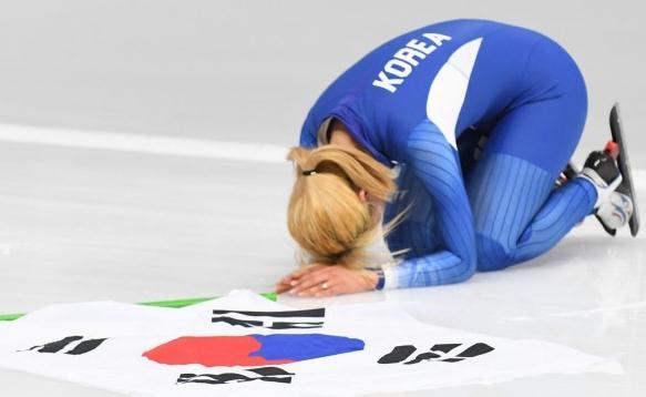 韩国选手拿下银牌,但赛后却现场跪地痛哭