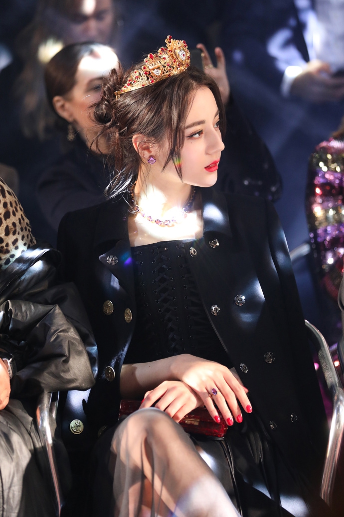 9 迪丽热巴带王冠米兰看秀 颜值超高似公主