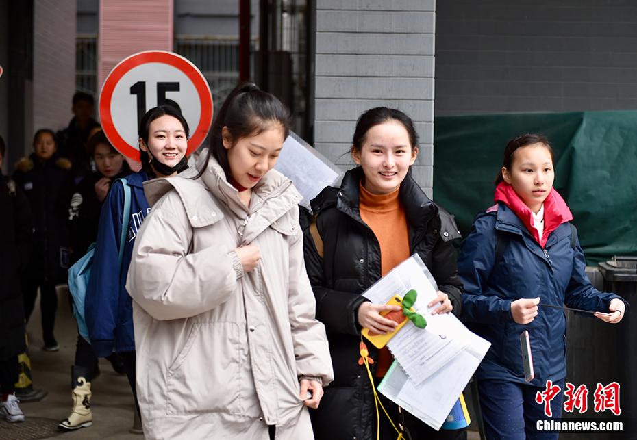 北京电影学院2018年艺考现场 考生翩翩起舞