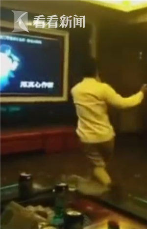 一名男子在ktv唱歌时,唱到歌曲高潮部分时,由于唱的太过投入,声情并茂