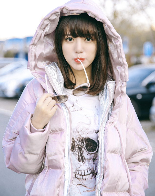 阿兰曝光街拍美图 俏皮可爱似粉红精灵