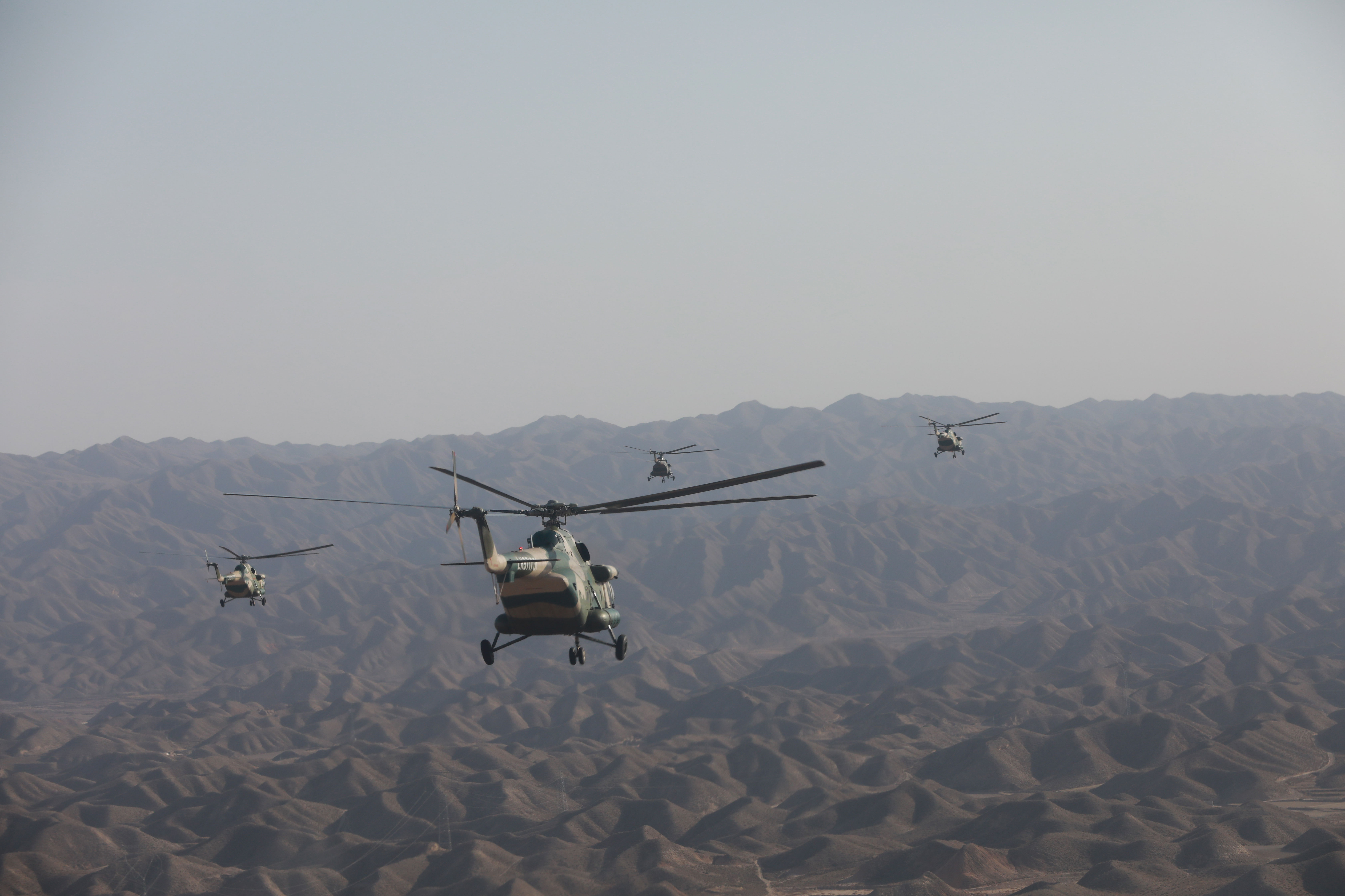 9 陆航部队直升机跨昼夜演练 仿佛科幻电影