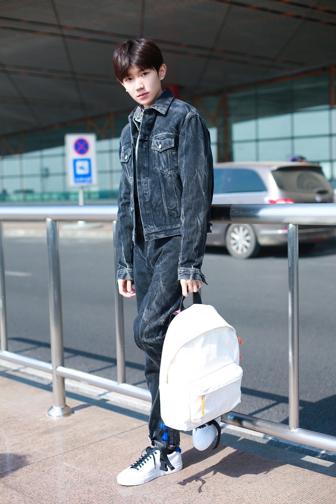 王源启程巴黎时装周 将受邀出席品牌大秀