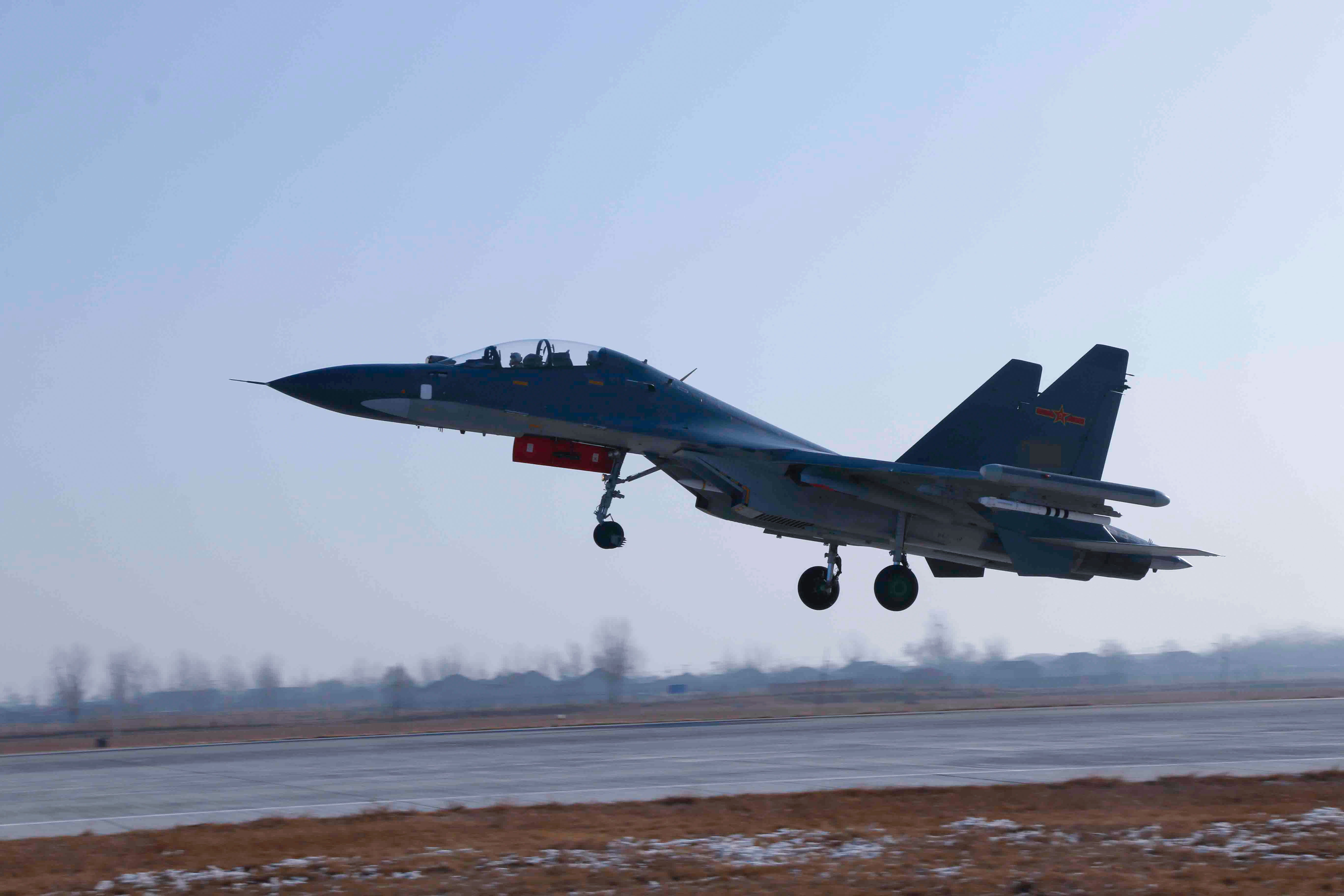 苏30战机上涂闪电雄鹰徽标