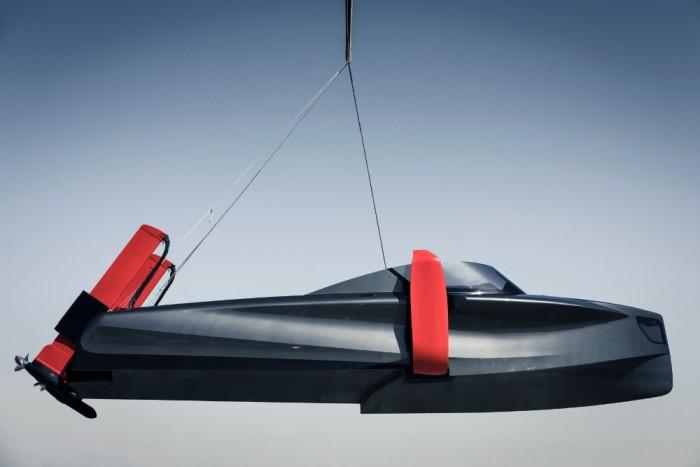 24 foiler"飞行游艇"是一款时尚的混合动力水翼艇