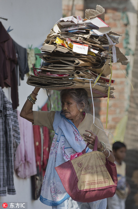 6 国际妇女节 印度女性垃圾堆中谋求生计