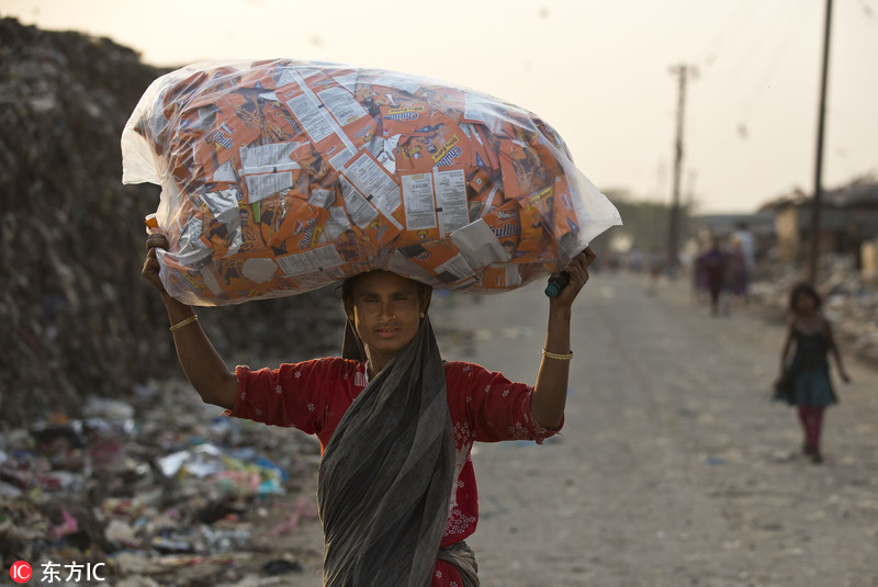 6 国际妇女节 印度女性垃圾堆中谋求生计