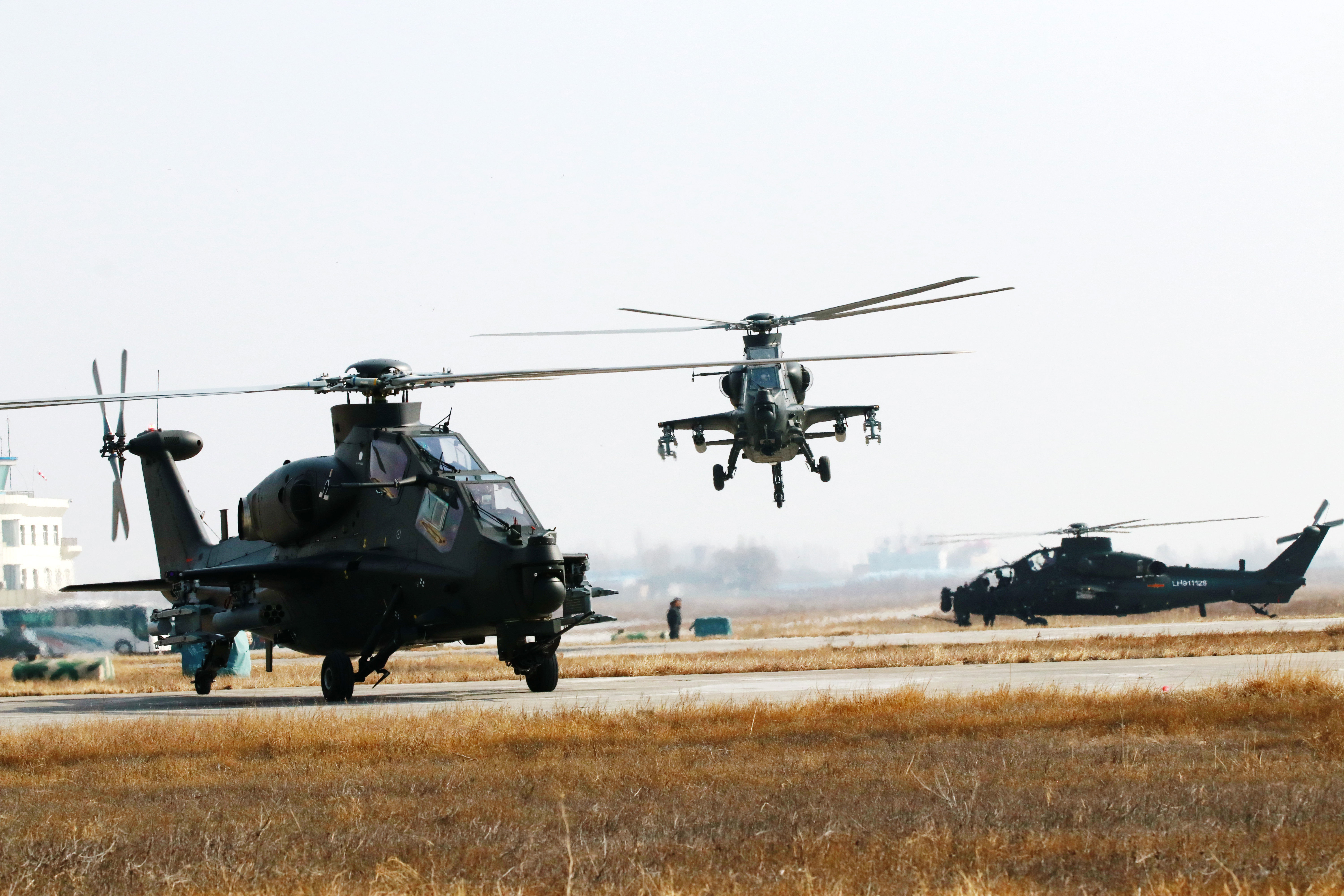 新疆军区直升机部队训练直10内部曝光