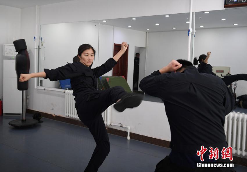 长春铁路反扒女警花抓贼秒变女汉子