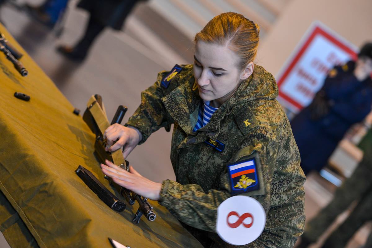 光有颜值可不行:俄军选美比赛先比枪法