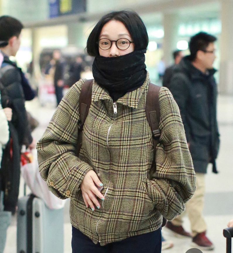 4 周迅素颜现身穿着朴素接地气 戴圆框眼镜知性优雅