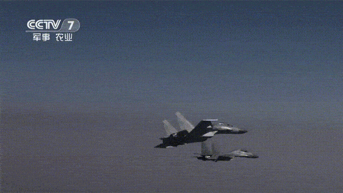 13 歼16战机采用低可见涂装 军徽机号全部"隐身"