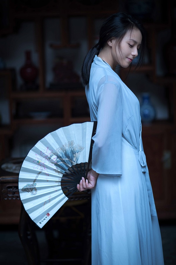 曹艳写真大片曝光一颦一笑宛若画中仙女