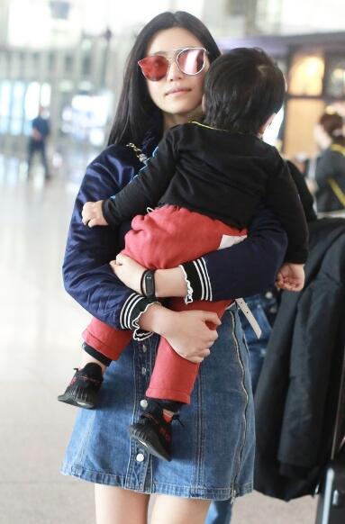 6 陈妍希抱儿子亮相机场 小星星靠妈妈怀里背影超萌