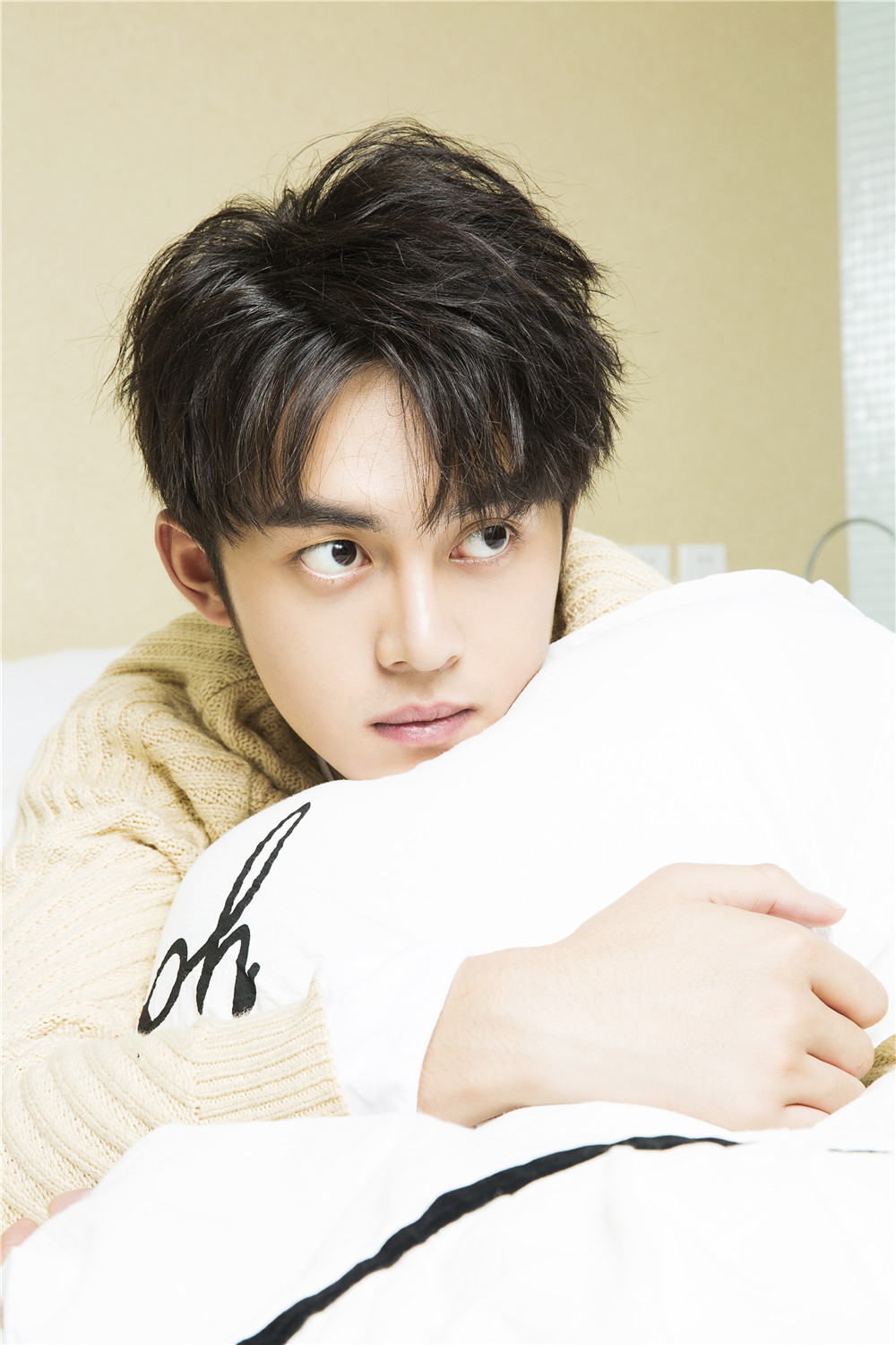 谢彬彬白色情人节曝暖心写真