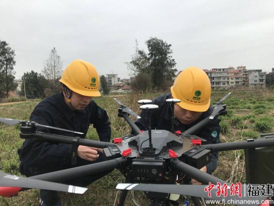 国网莆田供电公司作业人员调试无人机，首次通过上面的喷火装置清除导线异物