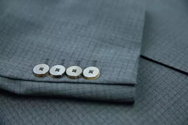 好西装的袖口扣眼一定是可以打开的,这叫「活袖叉」,这样可以在必要时