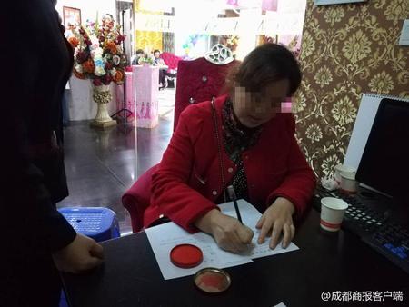 女子3年挥霍2千多万办数十张美容卡医生 是病得治