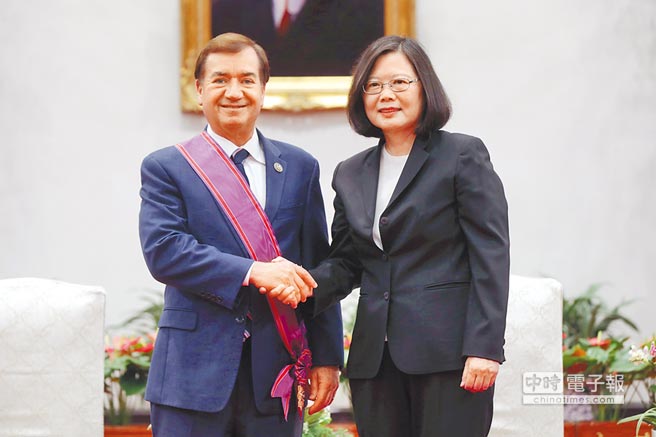 台湾旅行法 推手卸任前再访台会蔡英文网友酸蔡 大腿来了 快抱紧