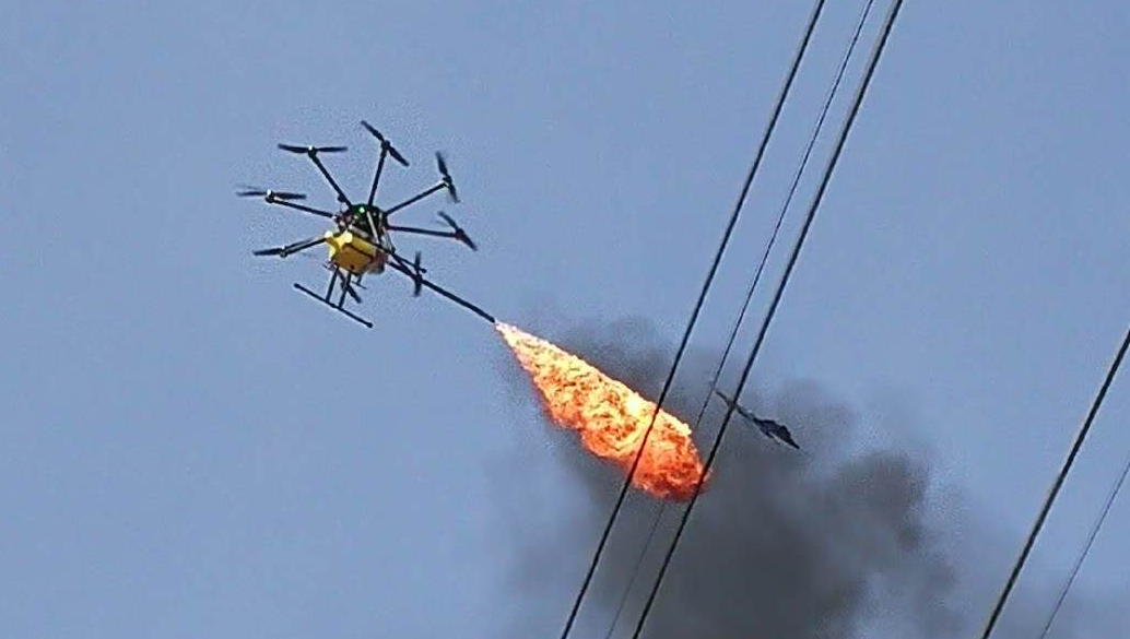 风筝缠在杆塔导线上 娘子军操控无人机喷火作业
