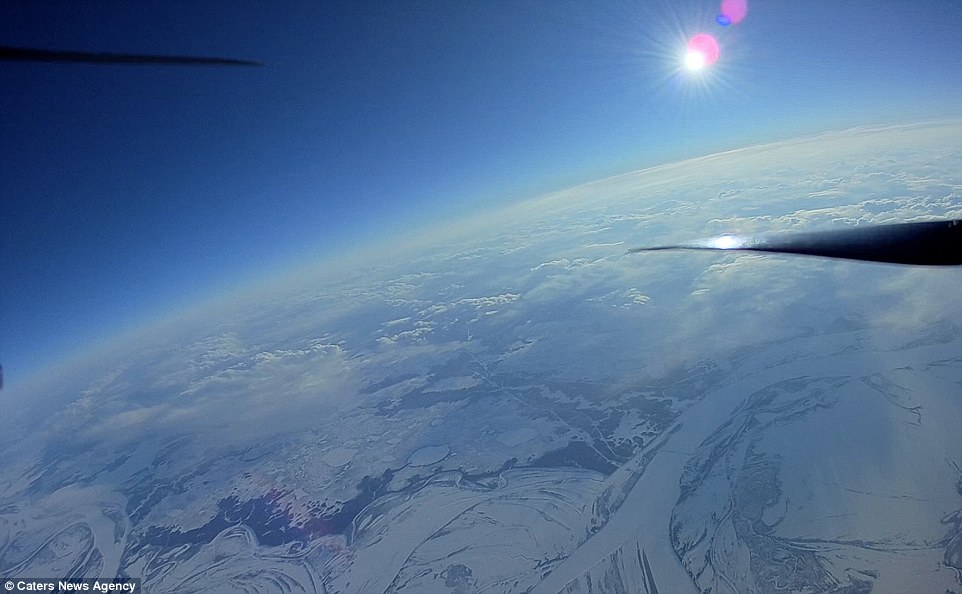 俄罗斯男子diy无人机创纪录 四旋翼飞到万米高空!