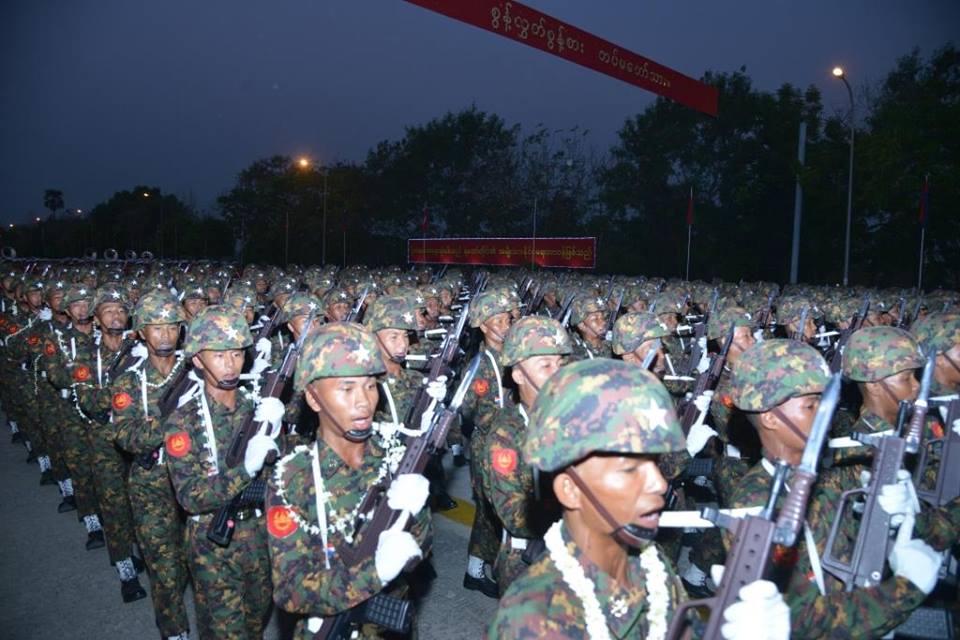 缅甸建军纪念日阅兵仪仗队步枪像极95步枪