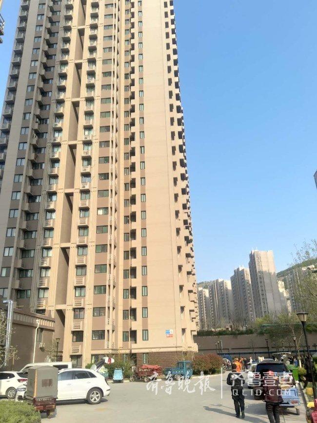 6岁女孩被锁家中 想出门找家长爬上8楼空调外挂机