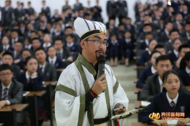 "戏精"老师玩穿越 同学:这样的历史课有意思