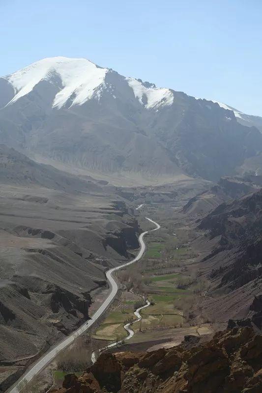 墓园不大但很整洁,从这里远远可以看到兴都库什山的皑皑白雪,雪山往东
