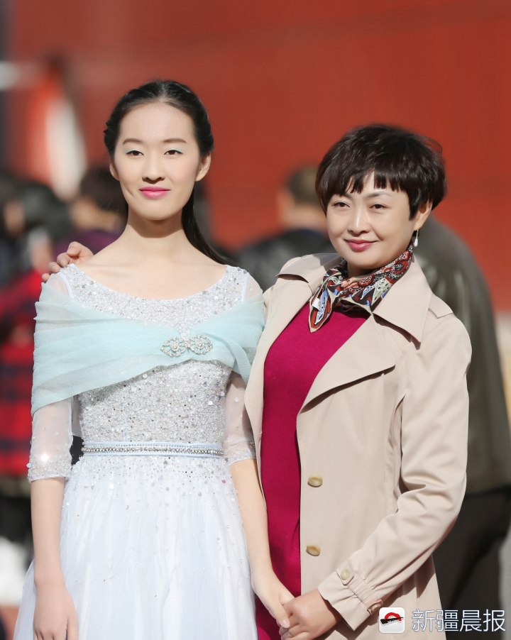 高三学生"盛装"到校 他们的成人礼不一般