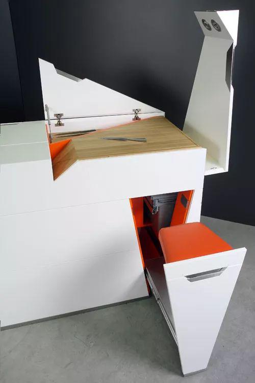 设计师还人性化地在台板上安了两个LED灯，用来照明。