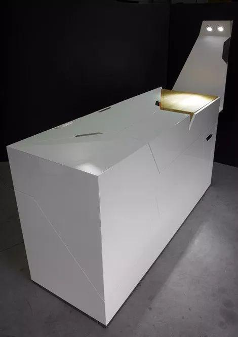 推开另一边的台面是个隐藏的水槽，这样就合理将操作台和水槽设计在一块。