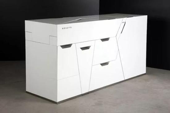 打开台面上的台板，会发现里面藏着个实木做的操作台用来切配使用。