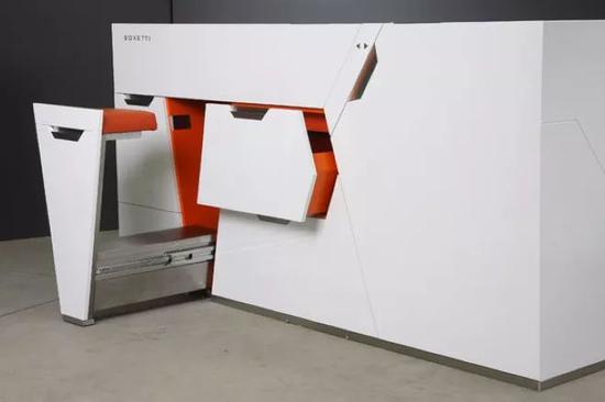 吧台当然也得有酒有饮料了，橱柜另一边就藏了个迷你冰箱，想喝什么，打开柜子随手拿就是~