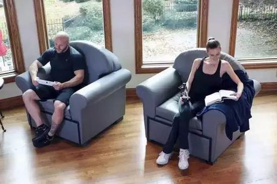 当拉出椅子底部的健身器材瞬间傻眼，这也太方便了吧！一把握推椅几步就变出来了！