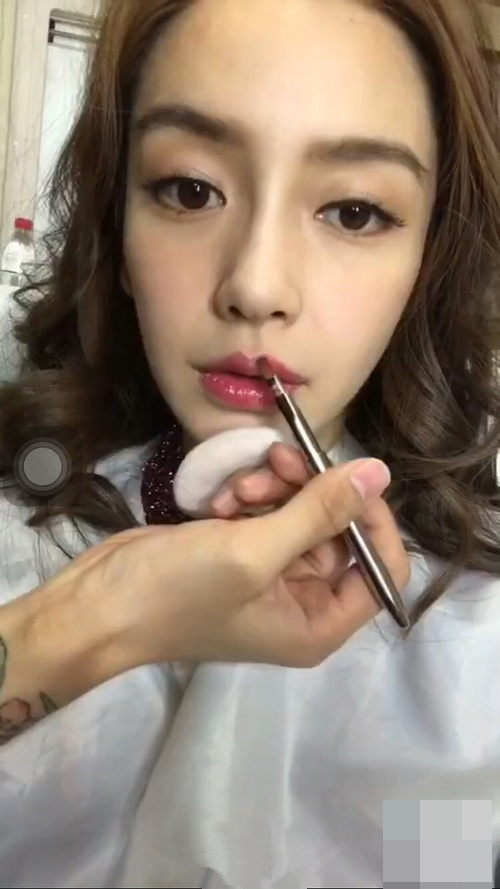 7 真素颜!angelababy直播化妆 网友:真敢玩