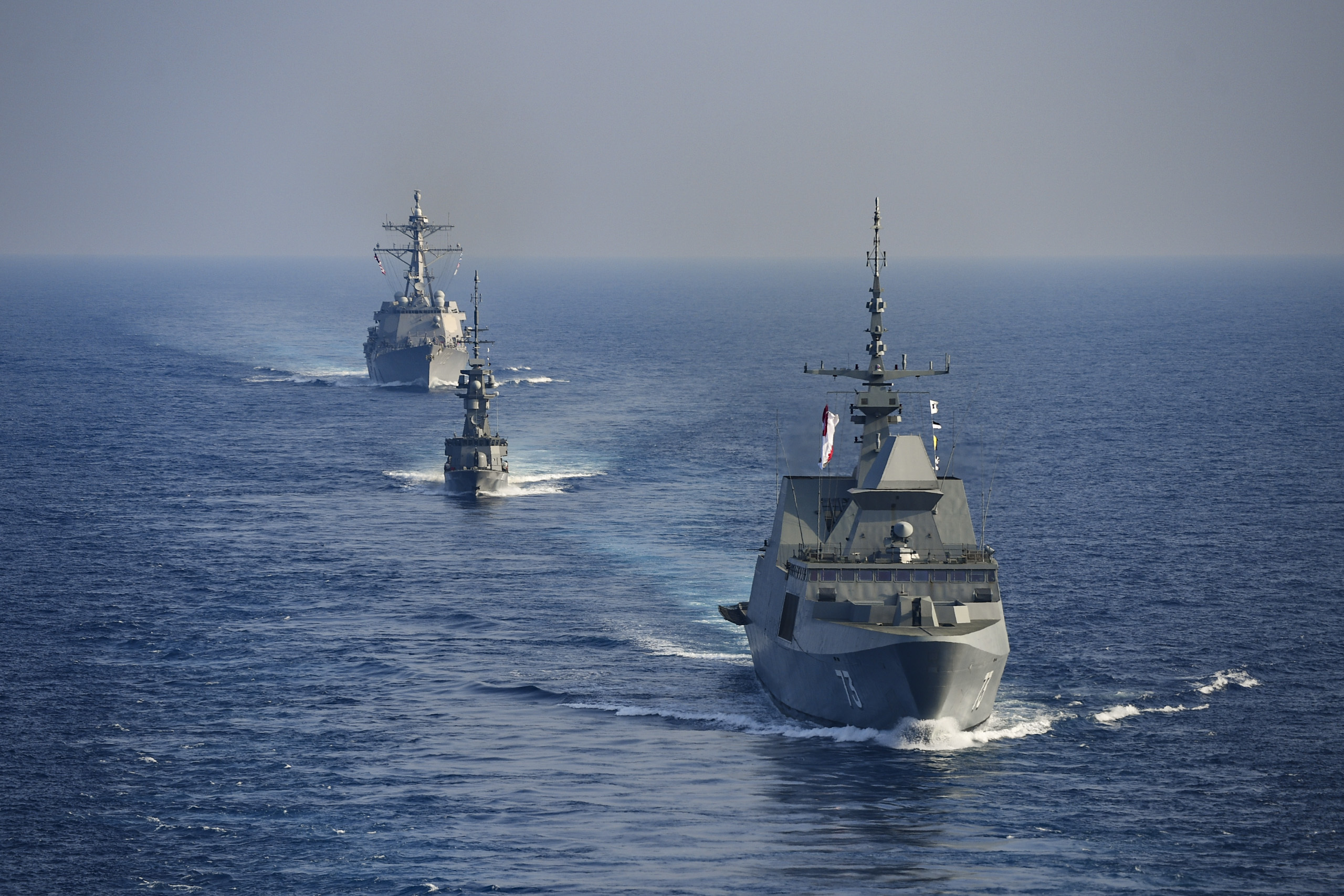 美航母与新加坡隐身护卫舰南海联合演习